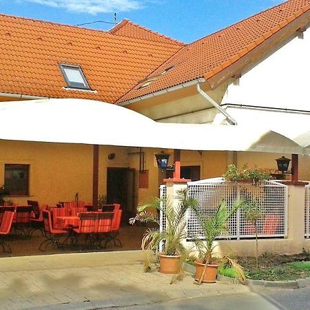 Hotel Turul Etterem Es Panzio Kaposvár Exteriér fotografie