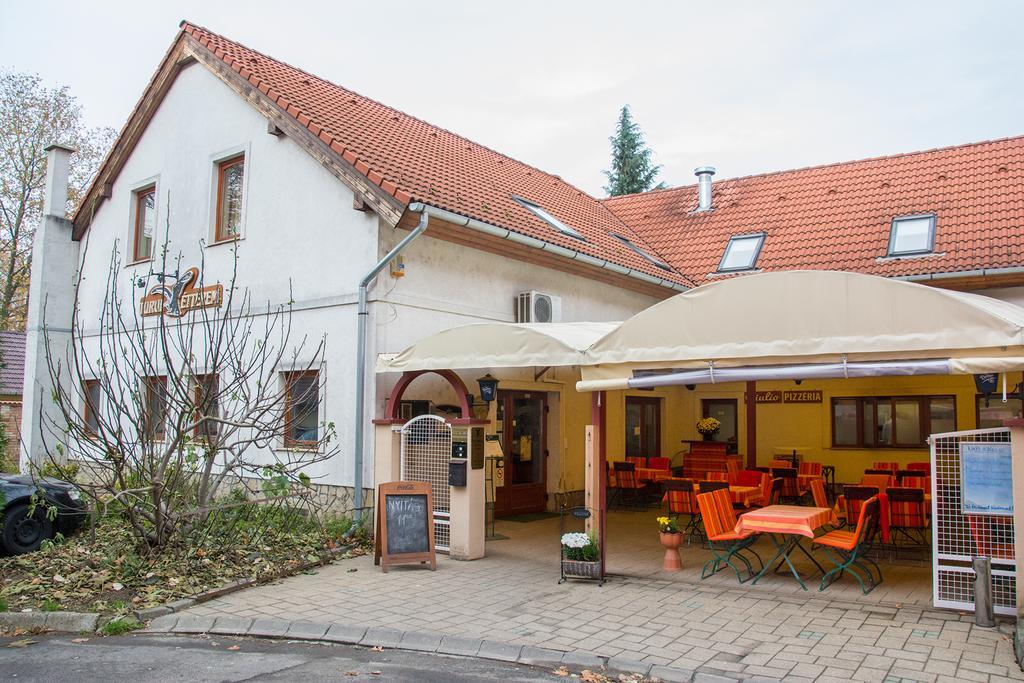 Hotel Turul Etterem Es Panzio Kaposvár Exteriér fotografie